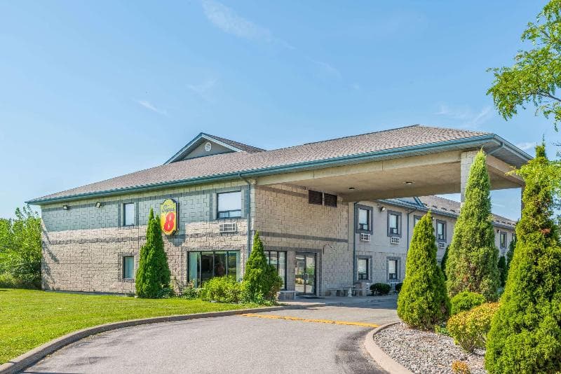 Super 8 By Wyndham Ambassador Bridge Windsor photo 1