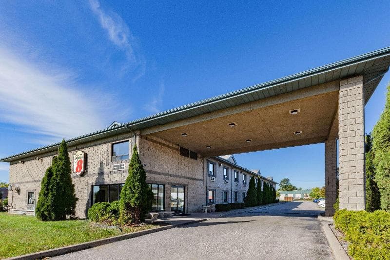 Super 8 By Wyndham Ambassador Bridge Windsor 2