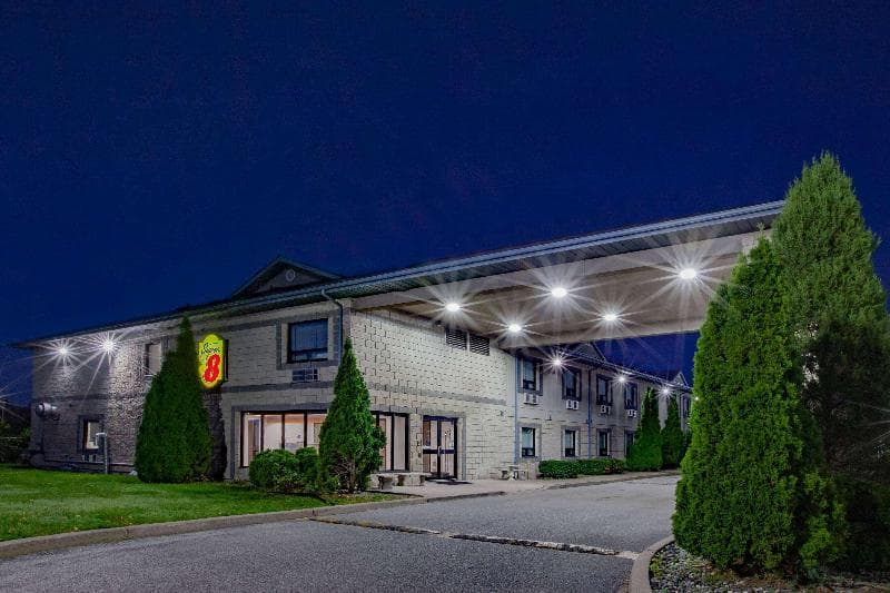 Super 8 By Wyndham Ambassador Bridge Windsor 4