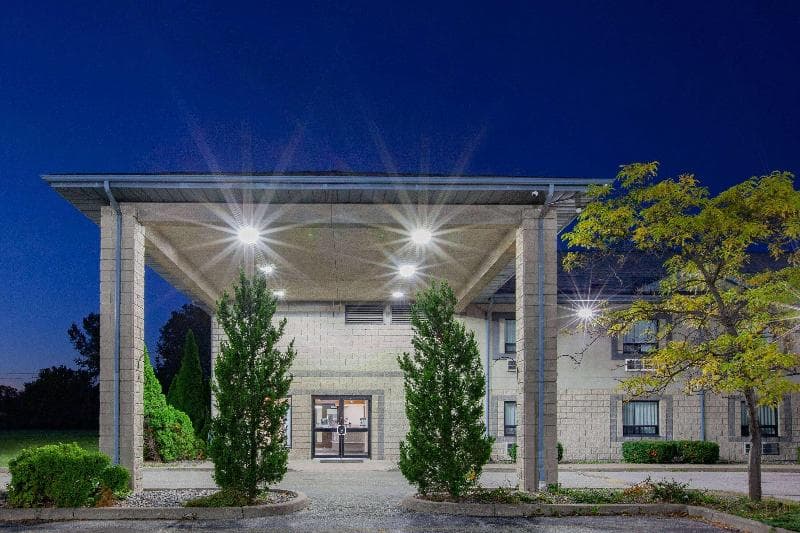 Super 8 By Wyndham Ambassador Bridge Windsor 5