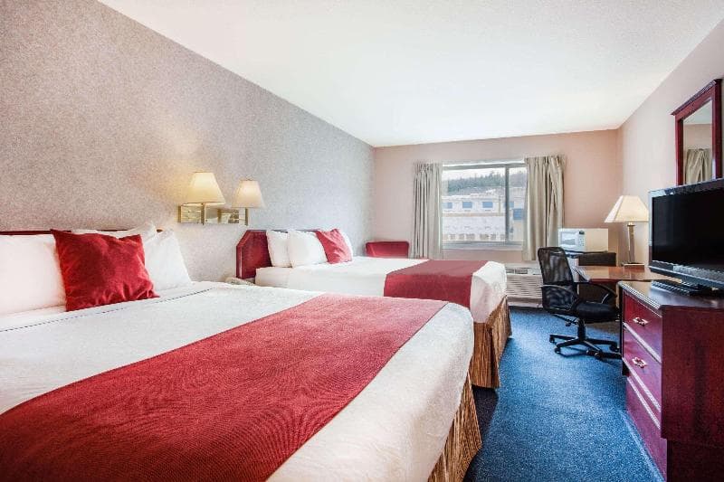 Ramada by Wyndham 100 Mile House 4