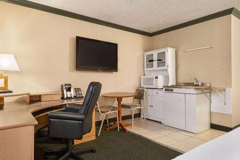 Travelodge By Wyndham Dawson Creek 3