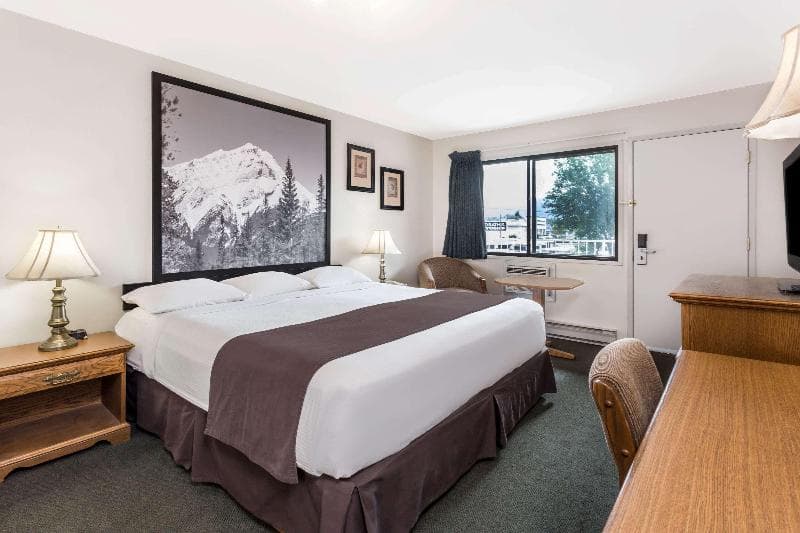 Super 8 Kelowna Bc 4