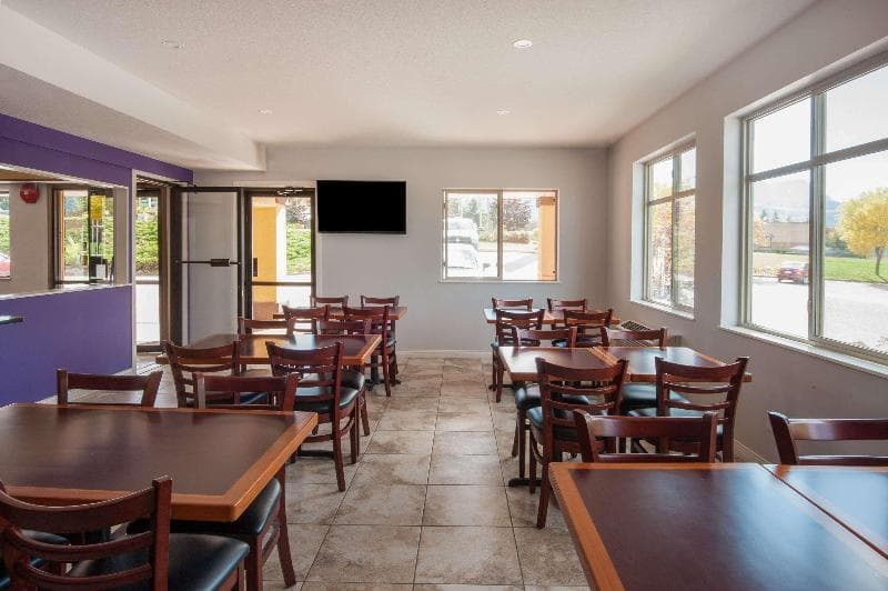 Super 8 By Wyndham Salmon Arm photo 1