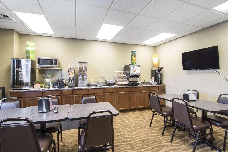 Quality Inn & Suites Thompson 2