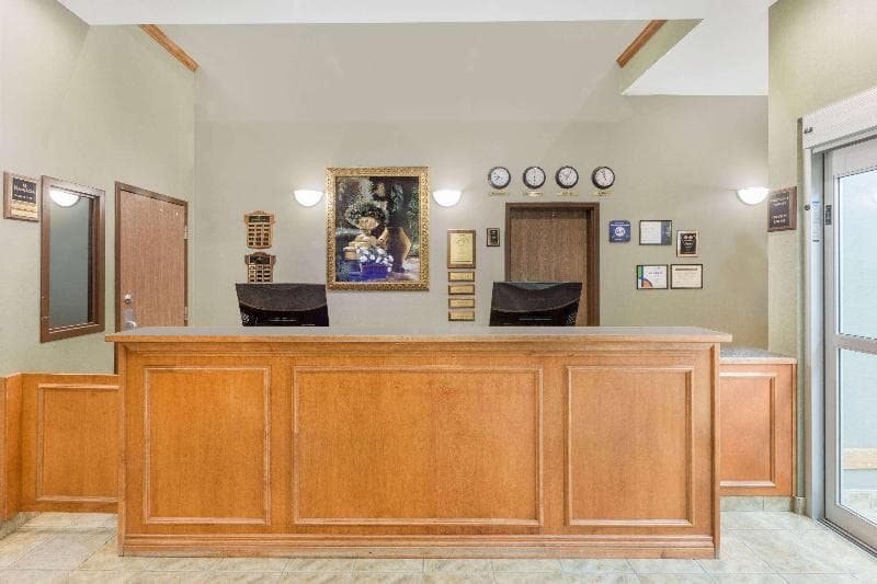 Ramada By Wyndham Clairmont/Grande Prairie 2