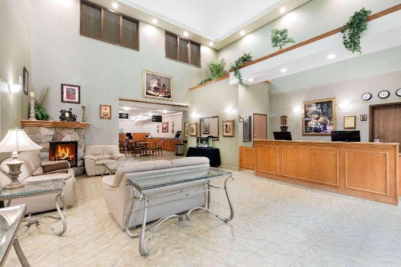 Ramada By Wyndham Clairmont/Grande Prairie 3