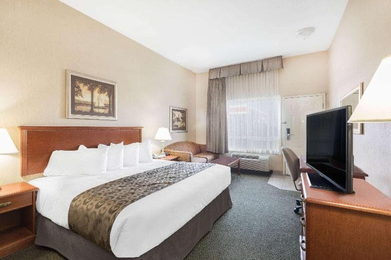 Ramada By Wyndham Clairmont/Grande Prairie 5