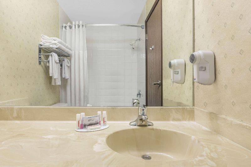 Ramada By Wyndham Clairmont/Grande Prairie 4