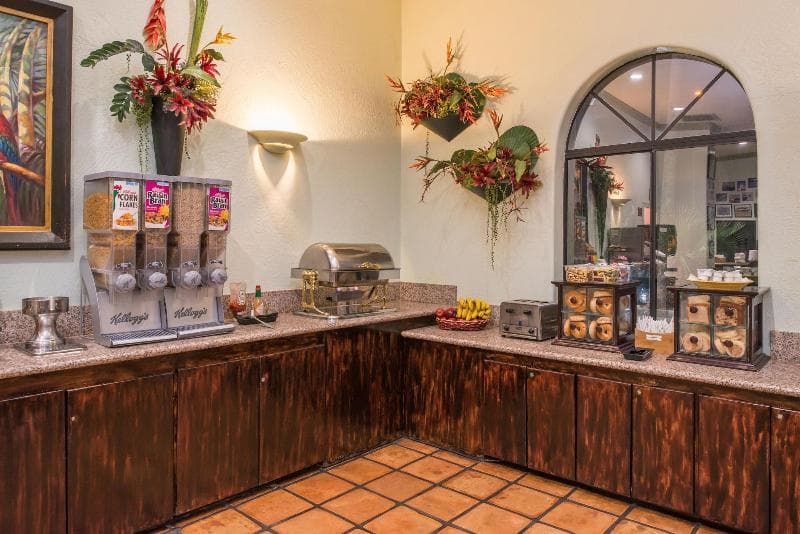 La Fuente Inn & Suites 4