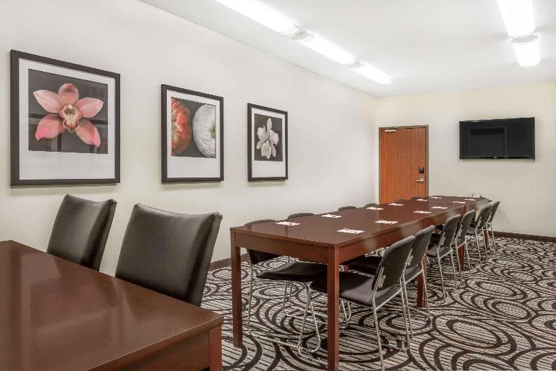 Ramada By Wyndham Carlyle photo 1