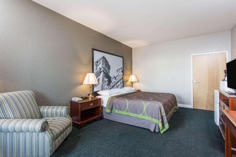 Super 8 by Wyndham Petersburg 4