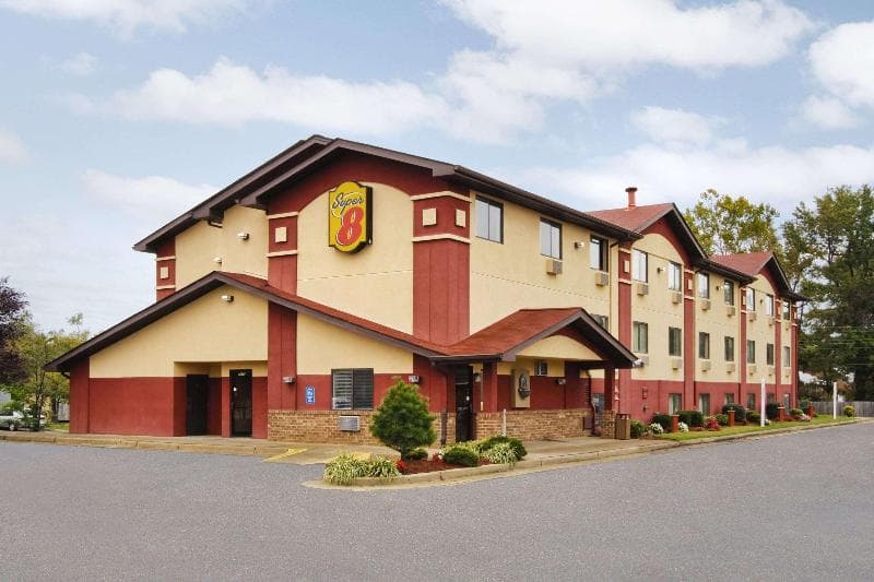 Super 8 by Wyndham Richmond Airport 3