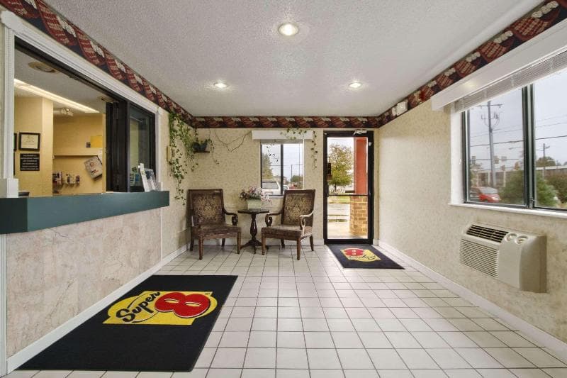 Super 8 by Wyndham Richmond Airport photo 1