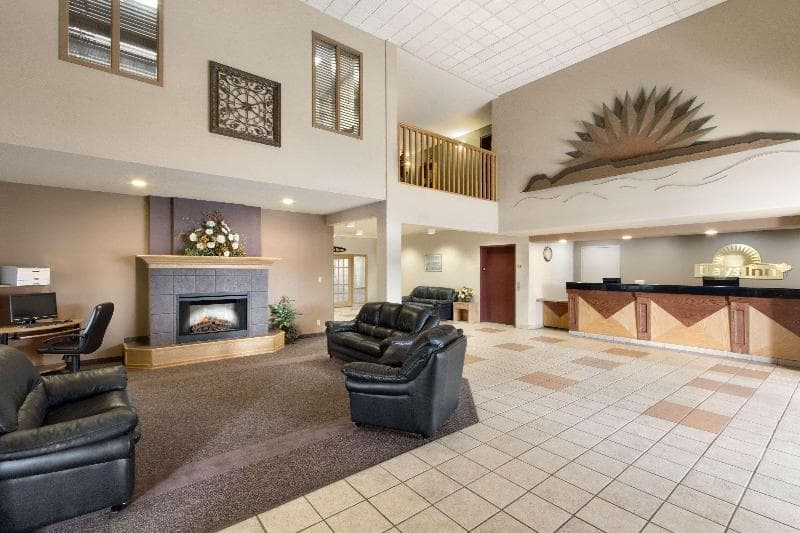 Days Inn & Suites by Wyndham Thunder Bay 2