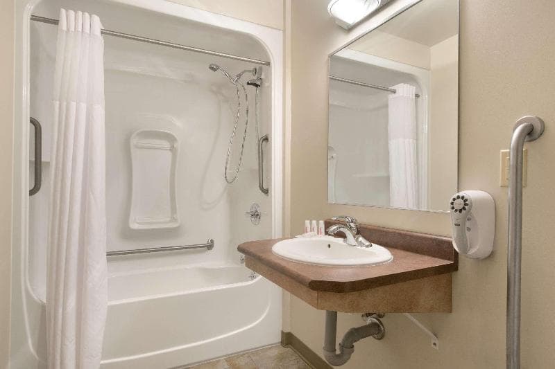 Days Inn & Suites by Wyndham Thunder Bay 3