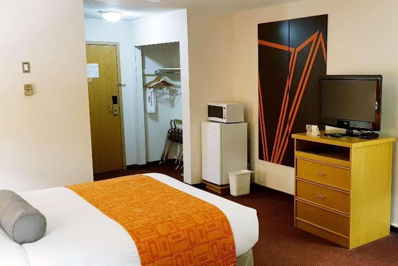 Howard Johnson By Wyndham Fort St. John 2