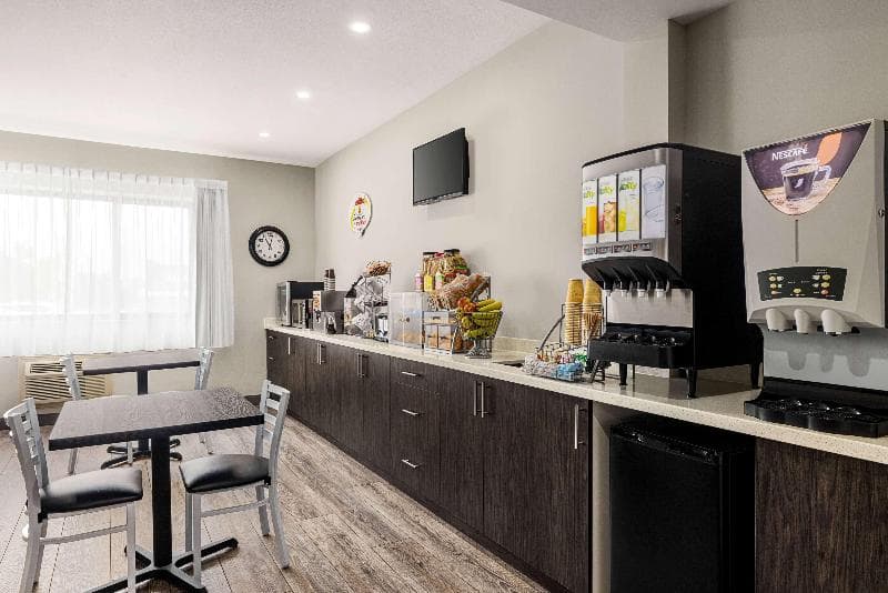 Super 8 By Wyndham Sarnia 2