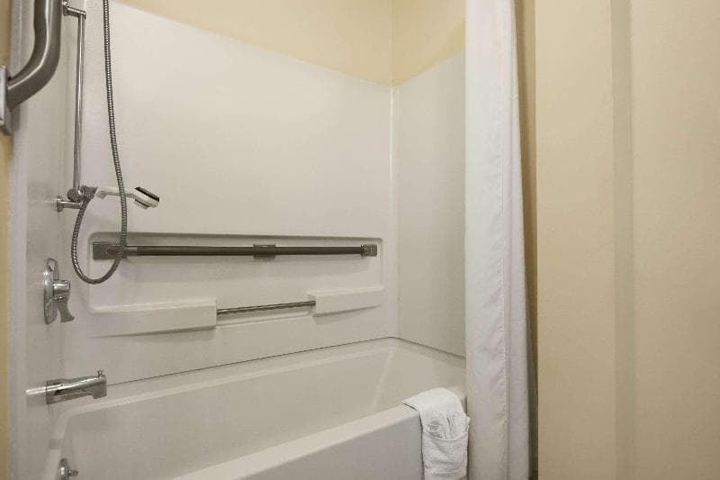 Super 8 By Wyndham Sarnia 3