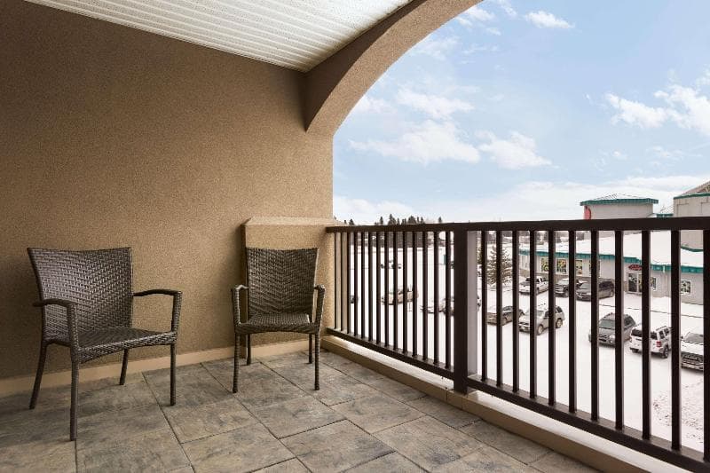 Days Inn & Suites by Wyndham Brandon 2