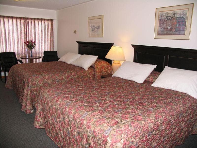 Seven Oakes Motel photo 1