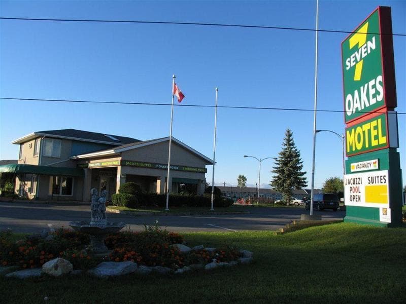 Seven Oakes Motel 5