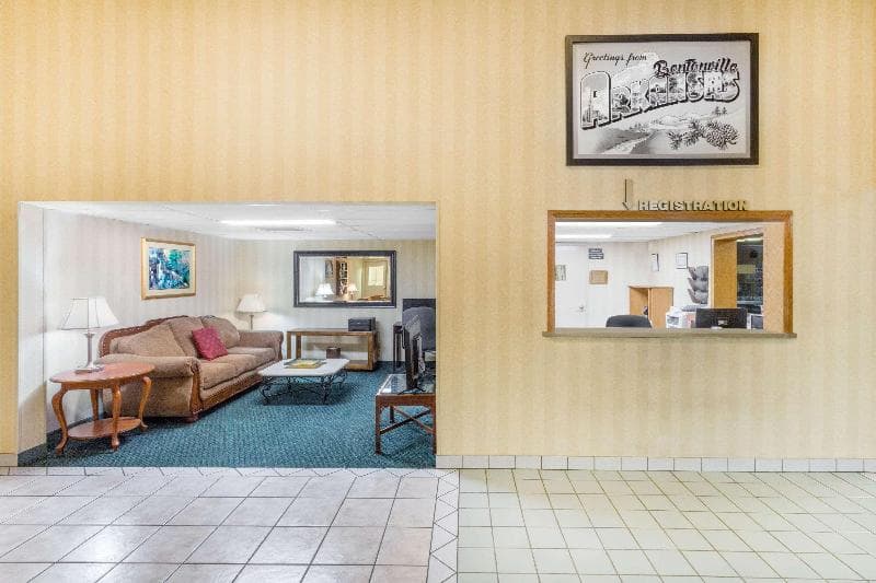 Super 8 by Wyndham Bentonville 4