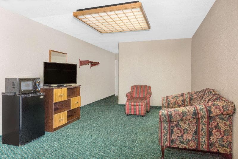 Super 8 by Wyndham Bentonville 3