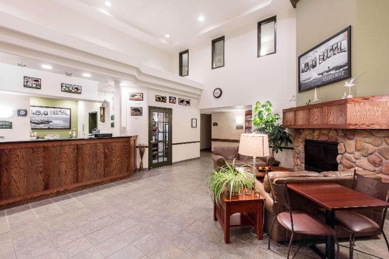 Super 8 by Wyndham Amherst 4