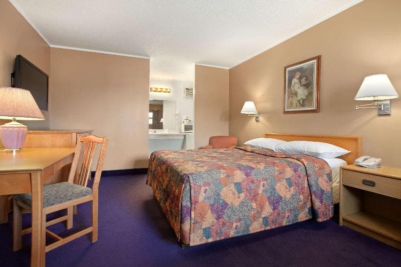 Travelodge By Wyndham Moose Jaw photo 1