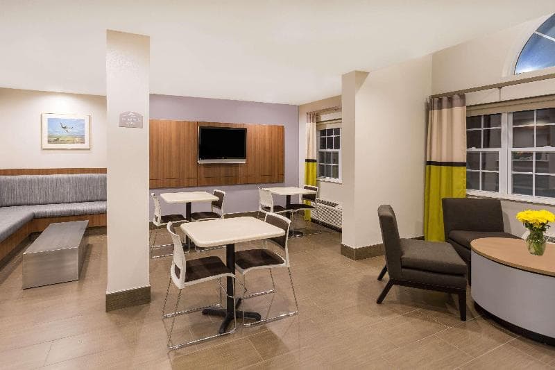 Microtel Inn & Suites by Wyndham Richmond Airport 5