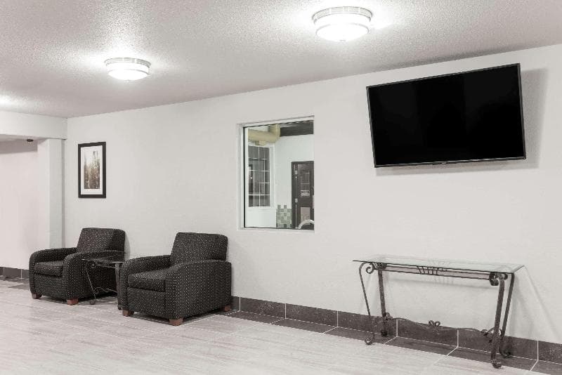 Super 8 By Wyndham Grande Prairie 5