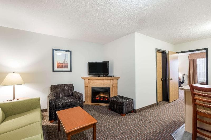 Super 8 By Wyndham Grande Prairie photo 1