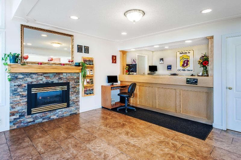 Super 8 by Wyndham 100 Mile House 4