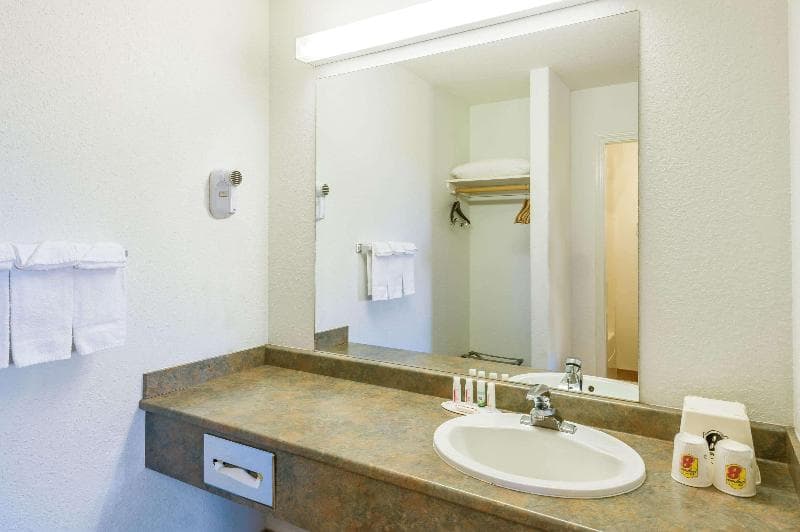Super 8 by Wyndham 100 Mile House 3