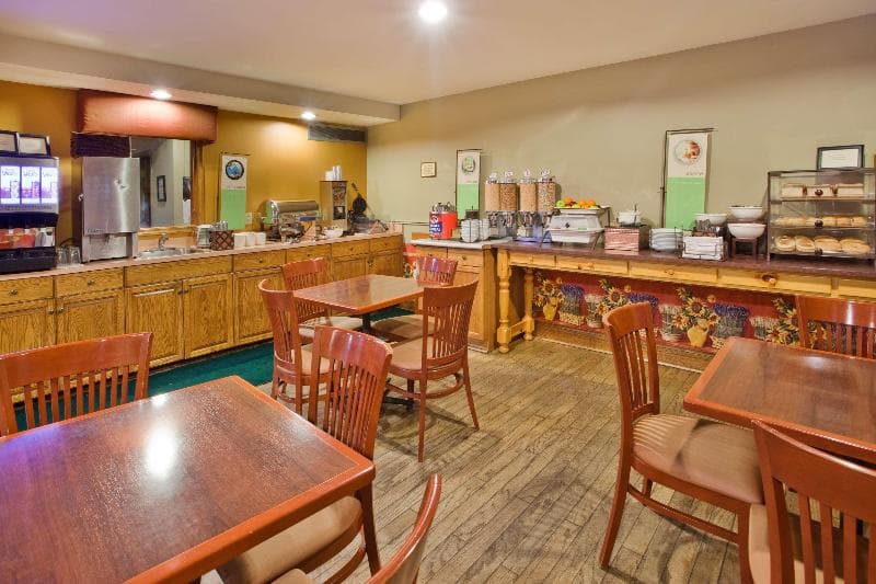 Travelodge Suites By Wyndham Regina / Eastgate Bay 3