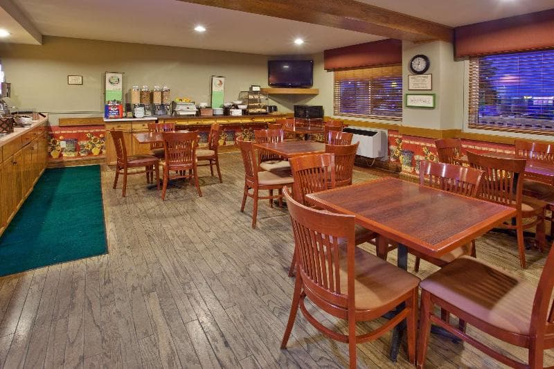 Travelodge Suites By Wyndham Regina / Eastgate Bay 5