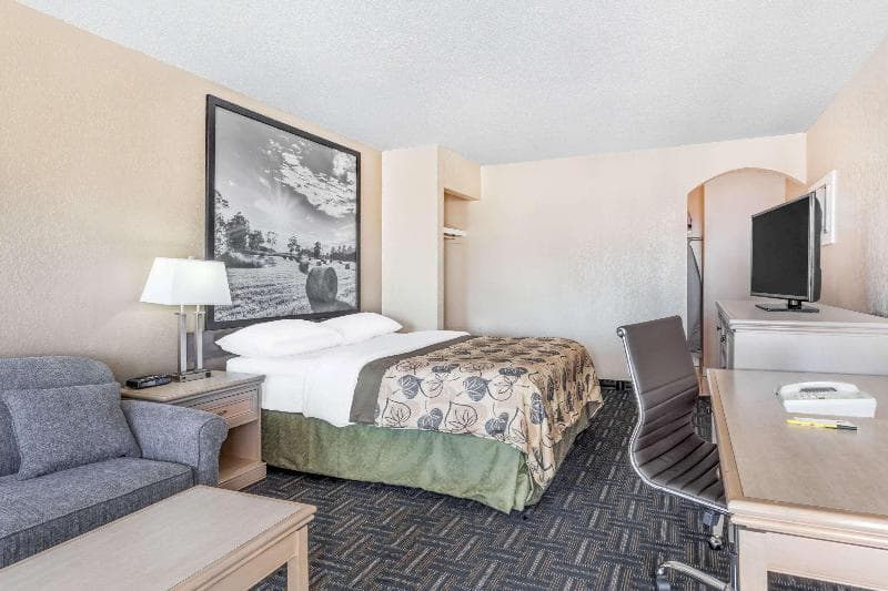 Super 8 By Wyndham Stettler 2