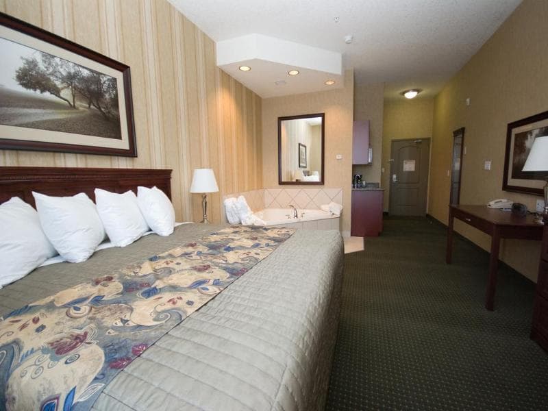 Redwood Inn & Suites photo 1