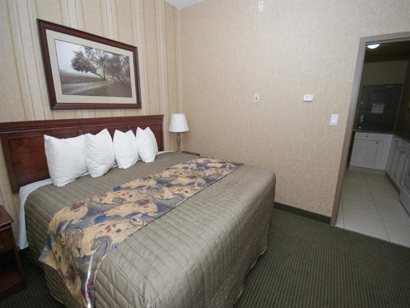Redwood Inn & Suites 4