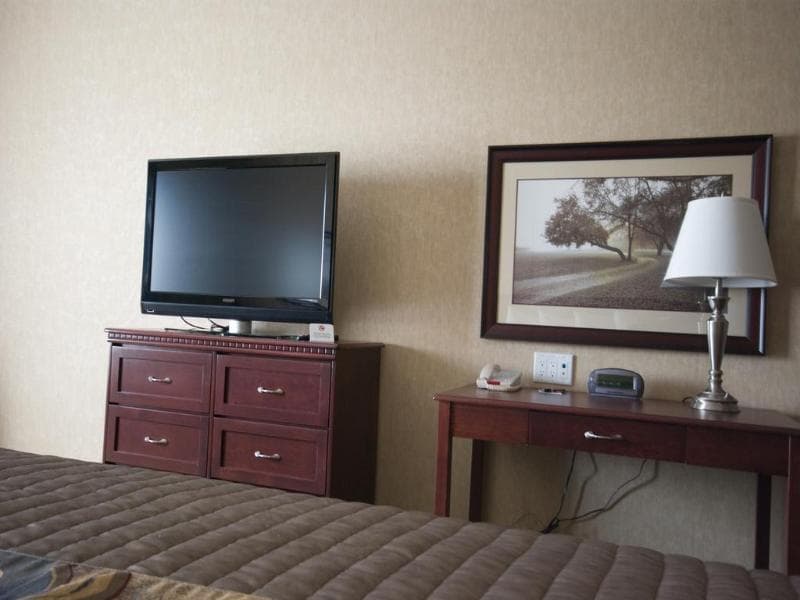 Redwood Inn & Suites 5