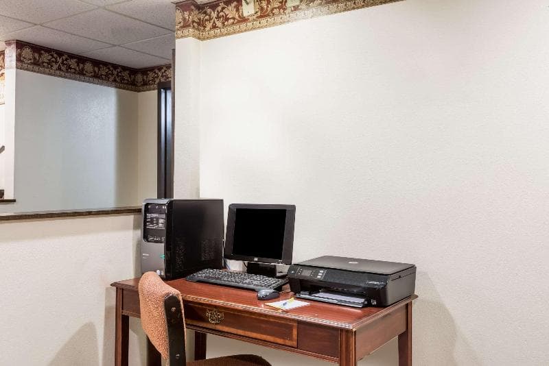 Days Inn & Suites by Wyndham Youngstown / Girard photo 1
