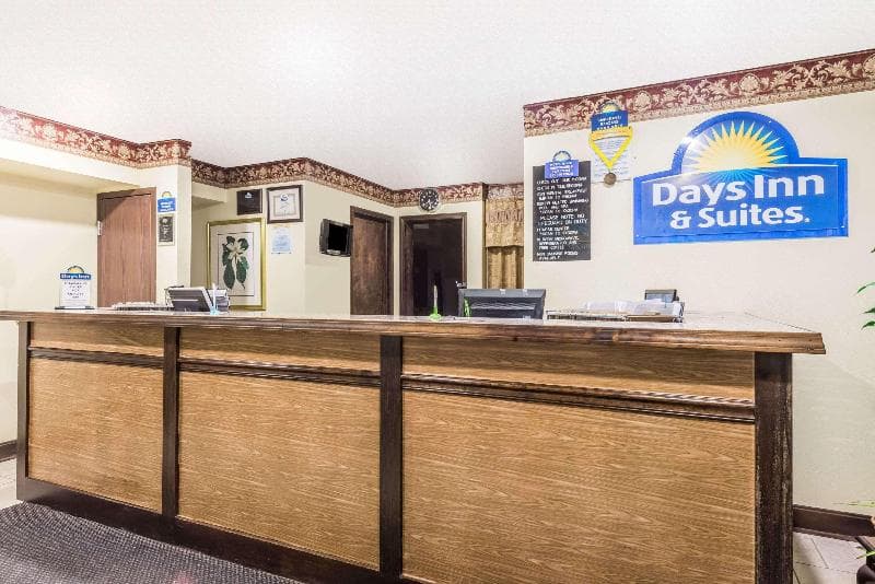 Days Inn & Suites by Wyndham Youngstown / Girard 4