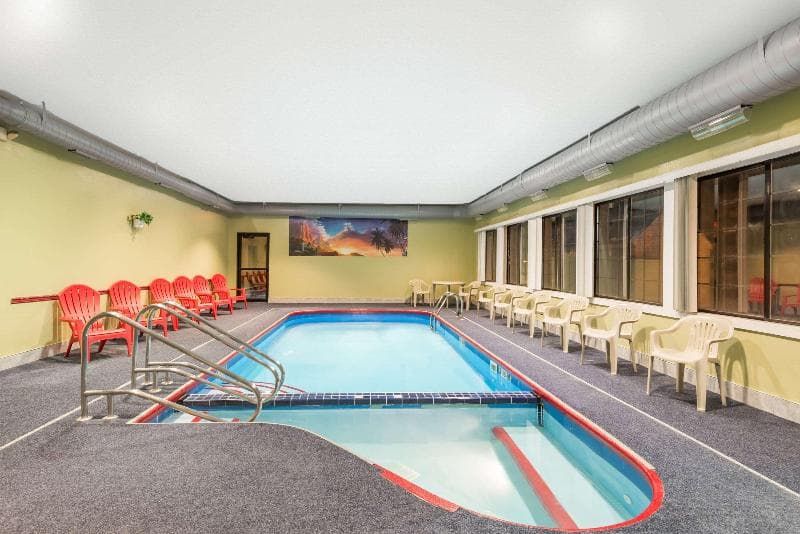 Days Inn & Suites by Wyndham Youngstown / Girard 5