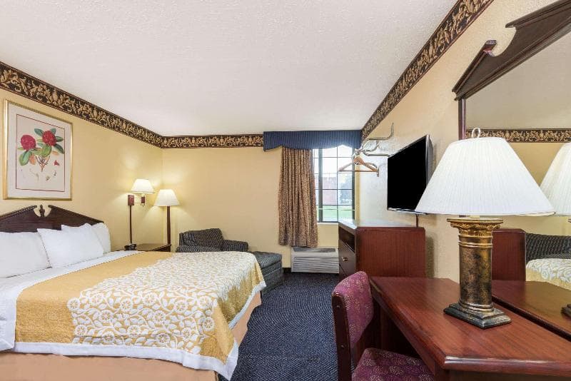 Days Inn & Suites by Wyndham Youngstown / Girard 2