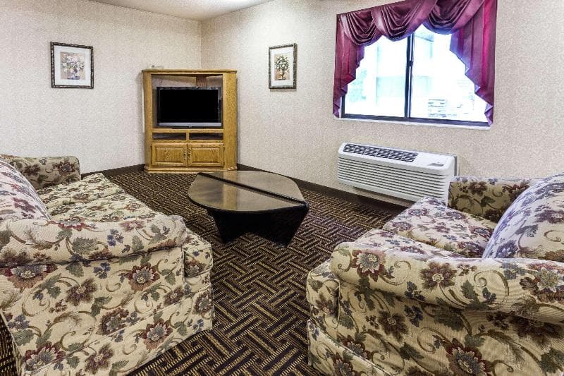 Super 8 By Wyndham Yorkville 4