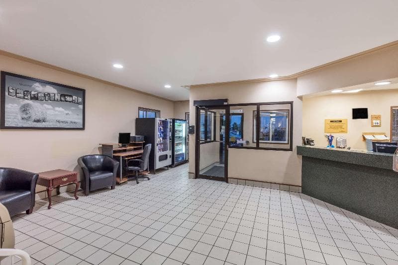 Super 8 By Wyndham Moose Jaw 5