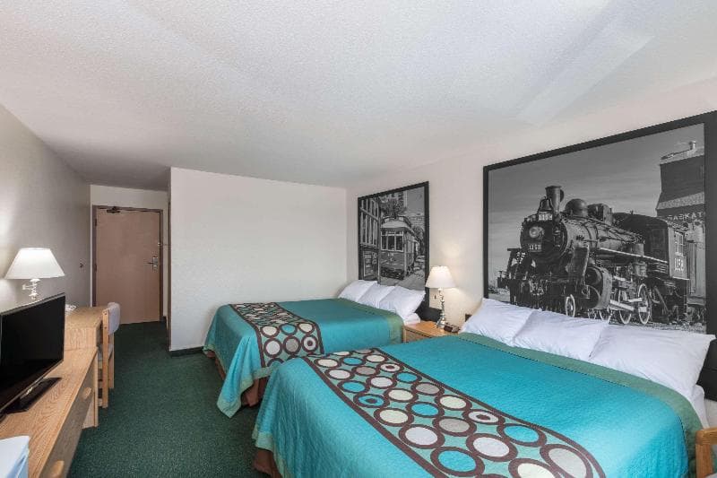 Super 8 By Wyndham Moose Jaw 3