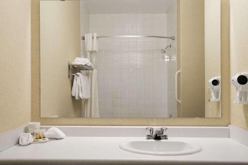 Days Inn By Wyndham Moose Jaw 3