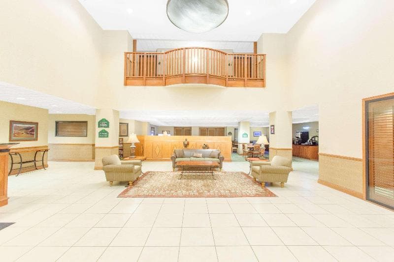 Wingate by Wyndham Bentonville Airport 4